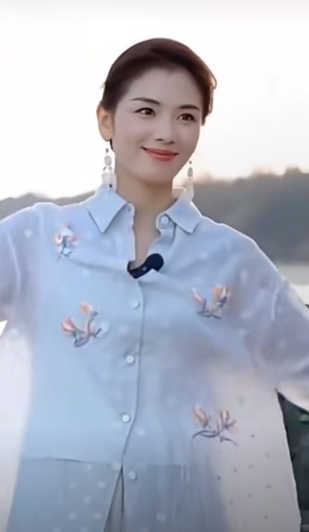 刘涛身着淡蓝刺绣衬衫配同款发带,优雅又漂亮