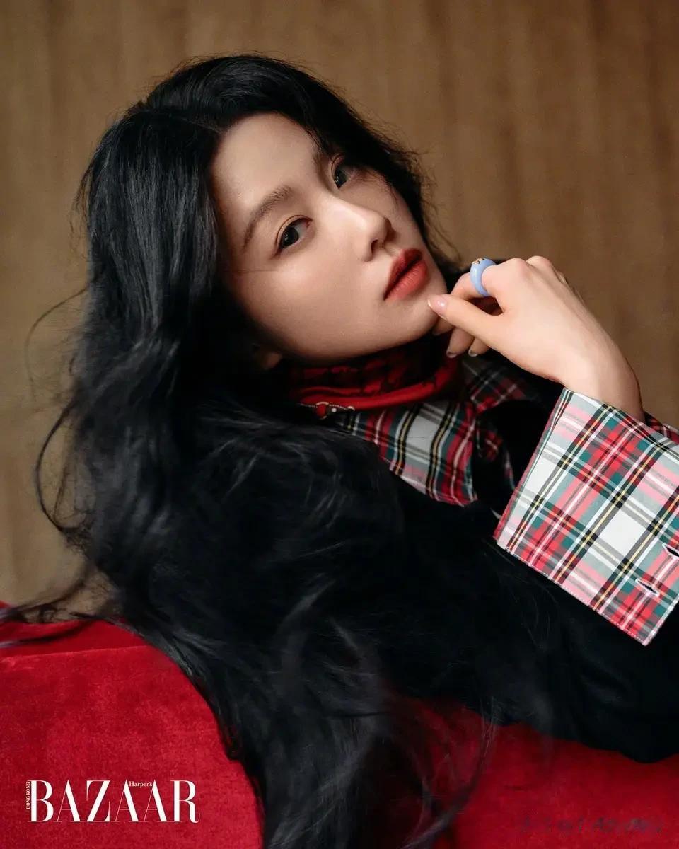 刘诗诗穿黑色喇叭长裙秀细腰 单手托腮五官抗打