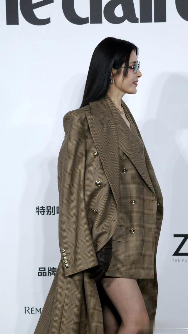 曾黎活动现场造型，干练成熟大姐范十足！