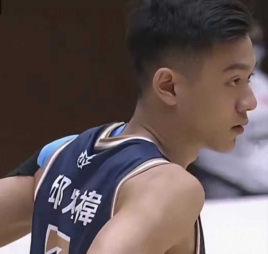 23年后，陈宝莲留下的未满月孩子已长大，打着耳钉，嘻哈乐队出道