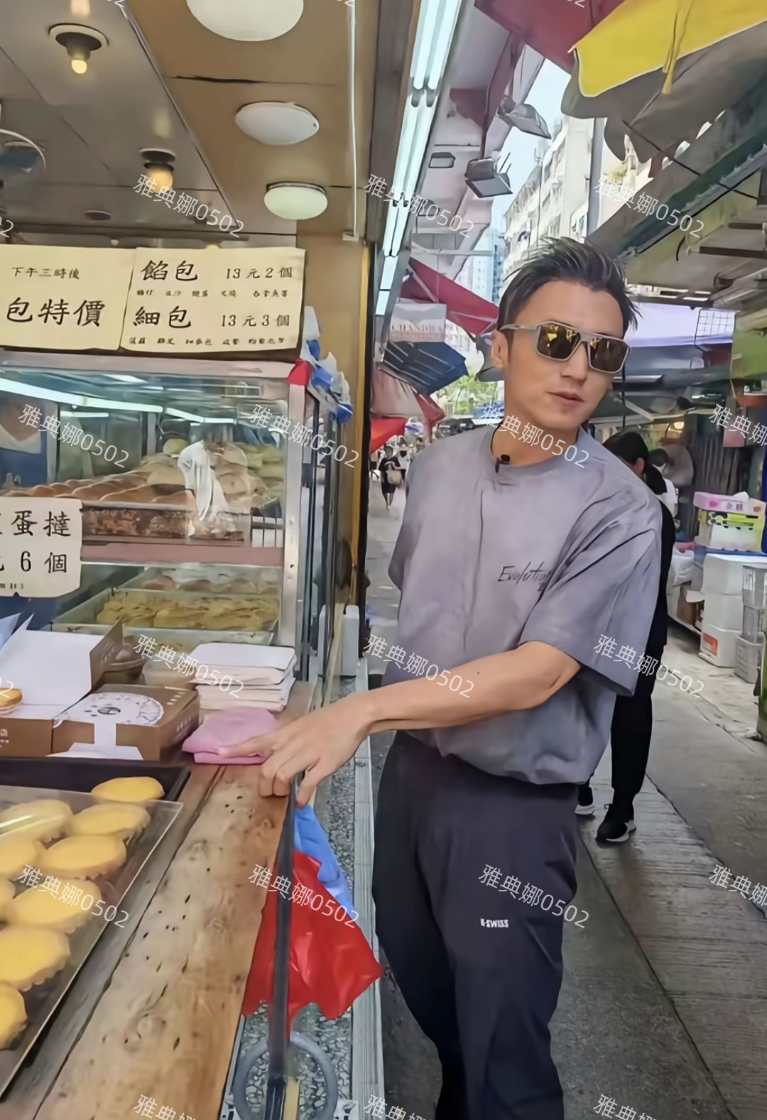香港菜市场偶遇谢霆锋虽然个不高但巨帅,他看女粉丝的眼神太宠了
