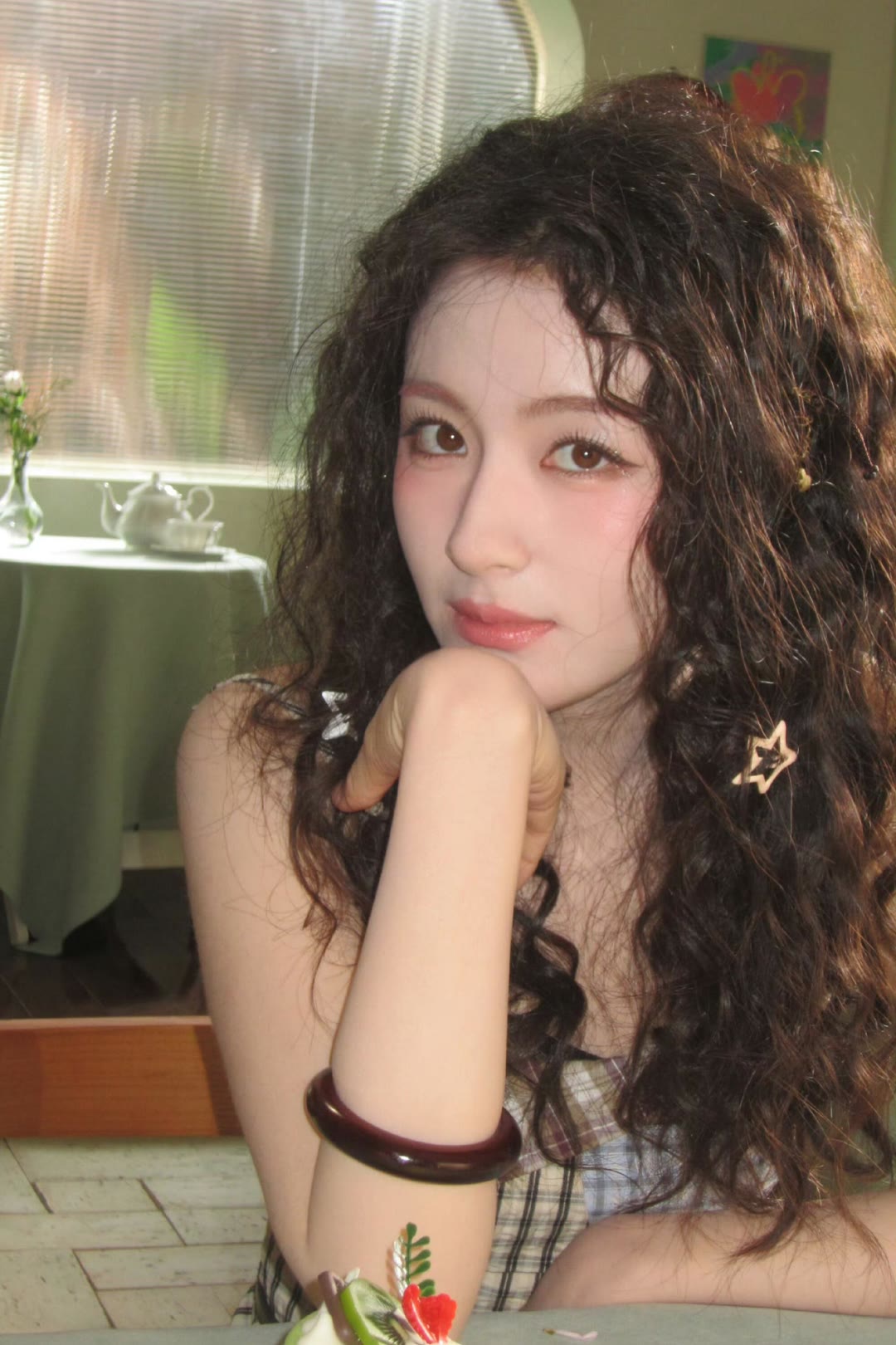 李兰迪发丝缀花，眼眸藏着温柔