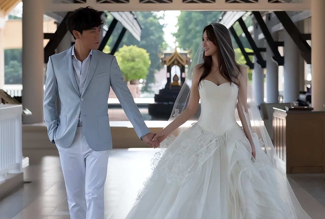 伊能静带全家台湾旅游！腚大背驼大妈味浓，米粒近视仍手机不离手