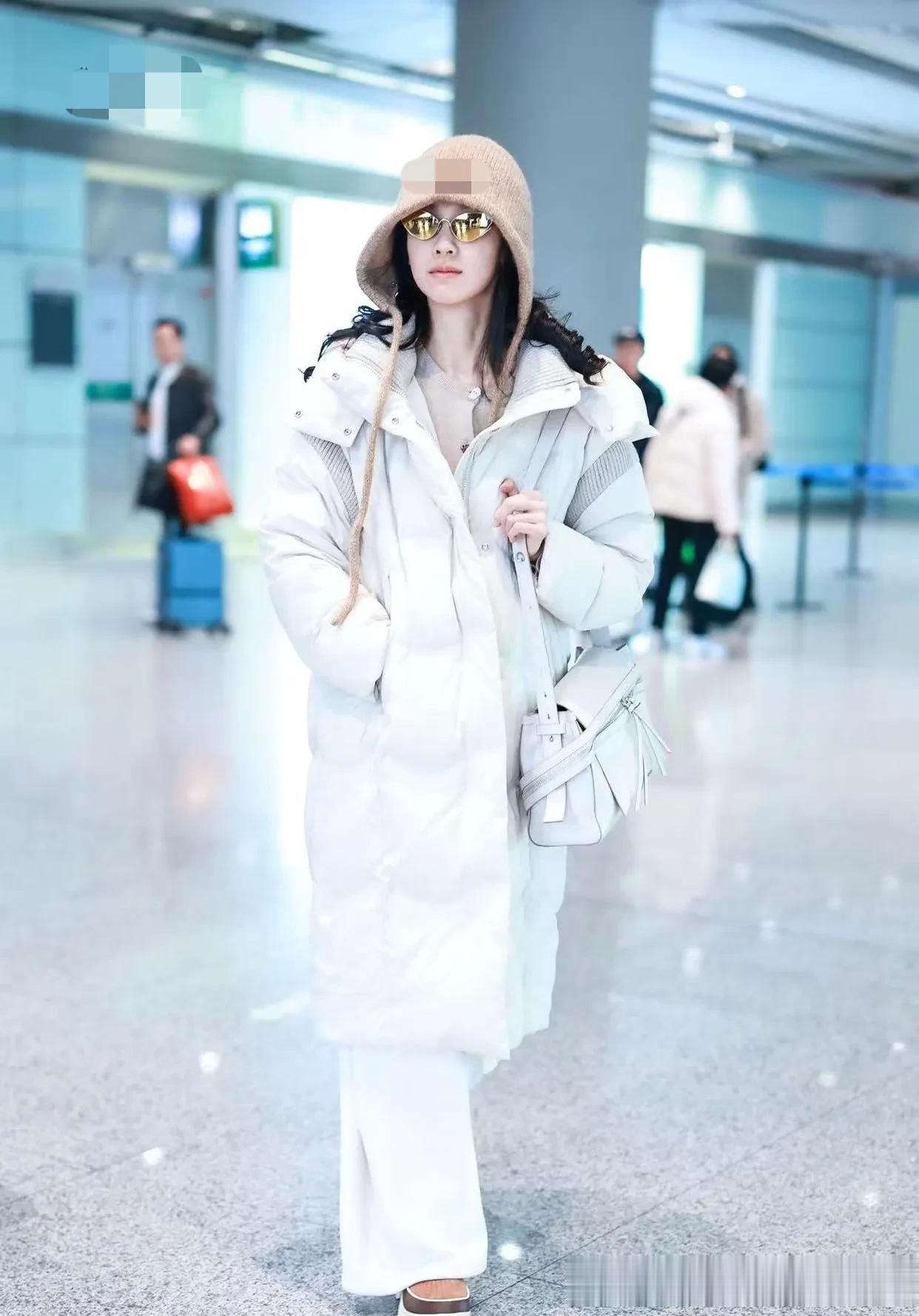 陈都灵机场私服真时髦！长款羽绒服+驼色针织衫+阔腿裤 简约又高级