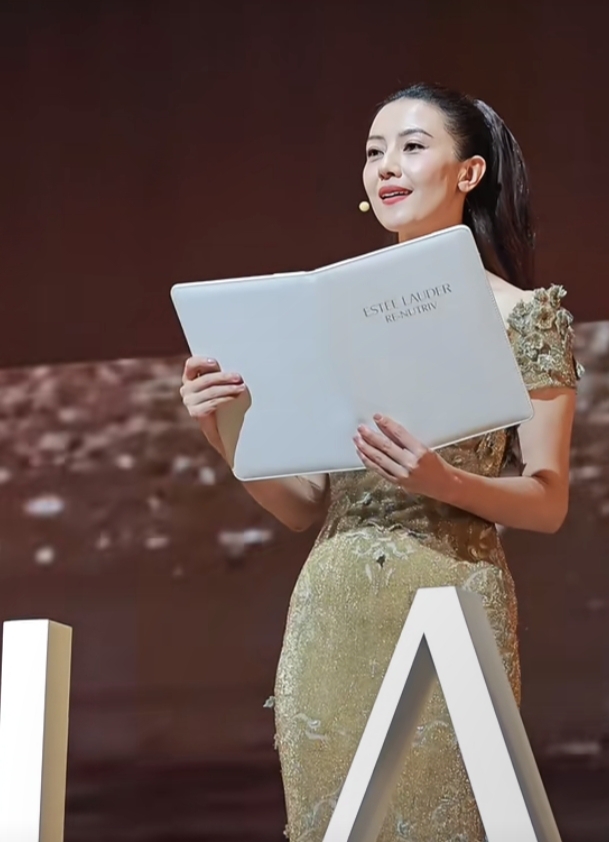 高圆圆一袭修身礼裙配高马尾亮相活动，颜值气质双在线