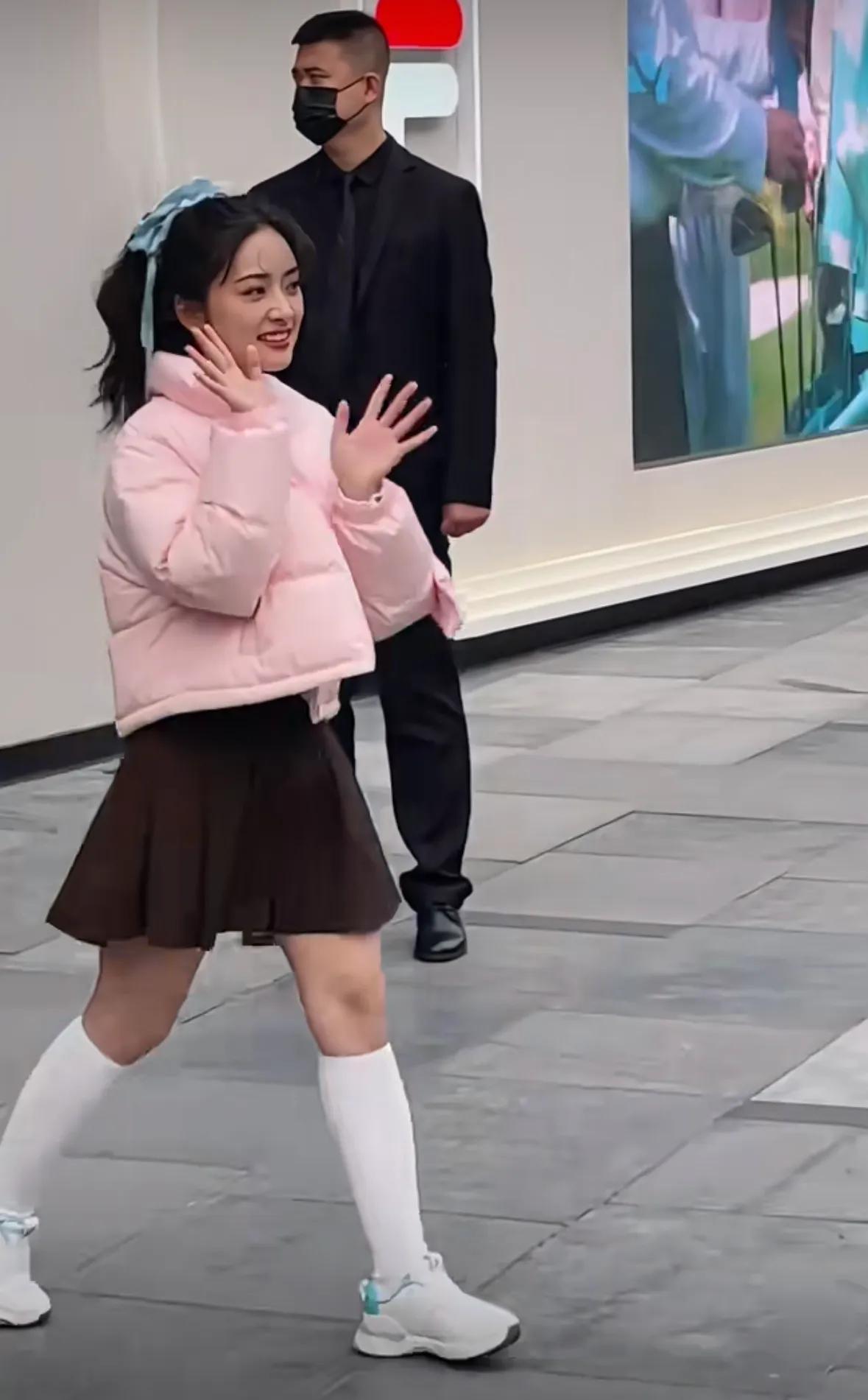 沈月出席线下活动，暴露真实身高顶多160cm，不过长相甜美可爱