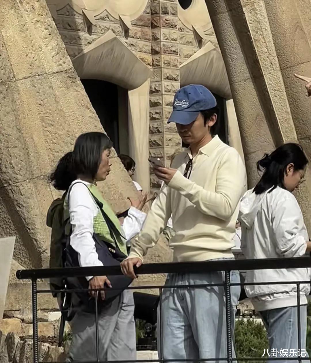 32岁董子健在巴塞罗那度假，穿搭却被嘲土气，没刮胡茬显邋遢