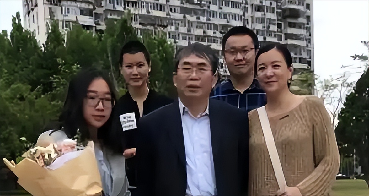 “棋圣”聂卫平去世后，小23岁老婆的过往被爆料，才懂她有多清醒