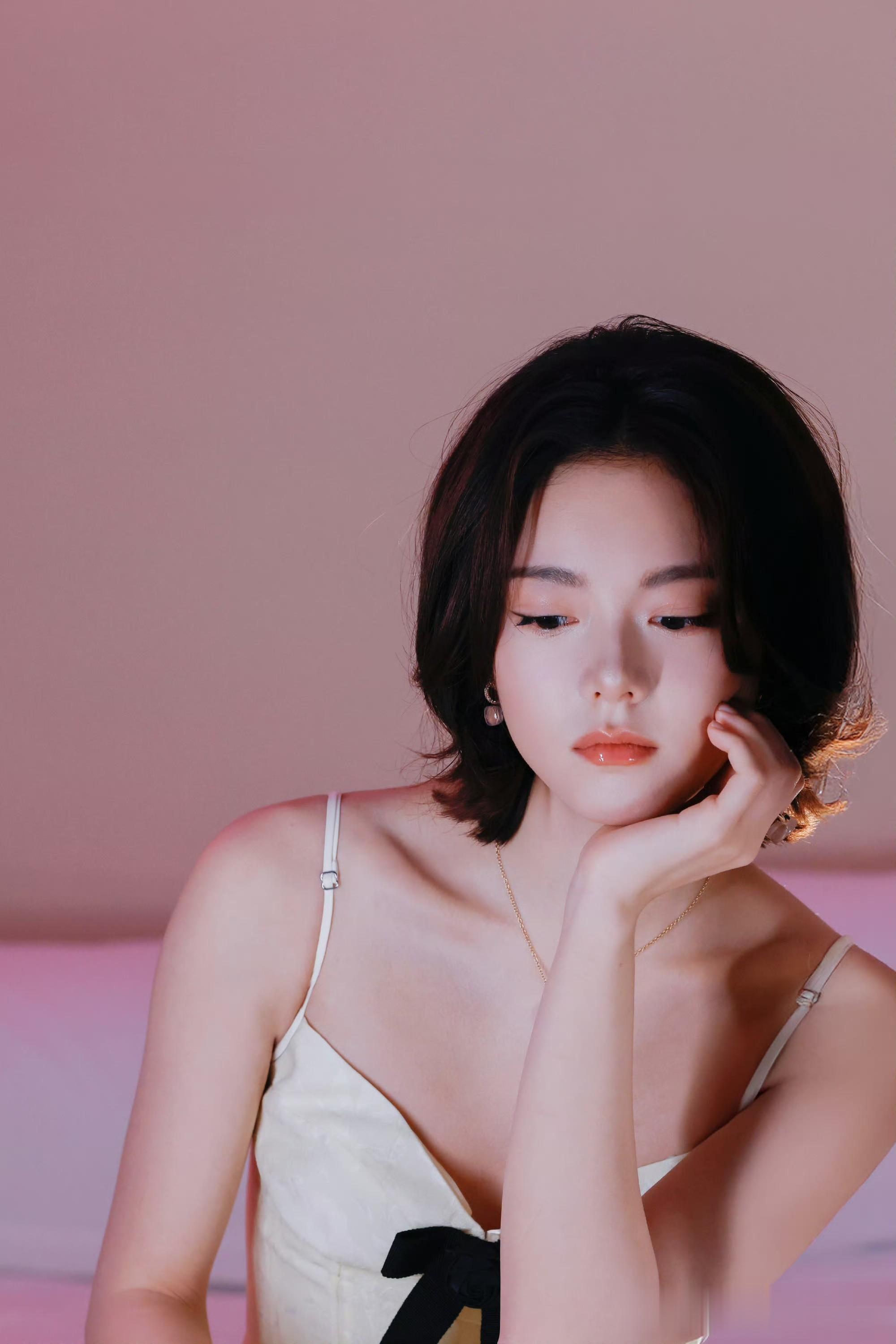 女星赵今麦靓丽风采，充满青春活力气息！