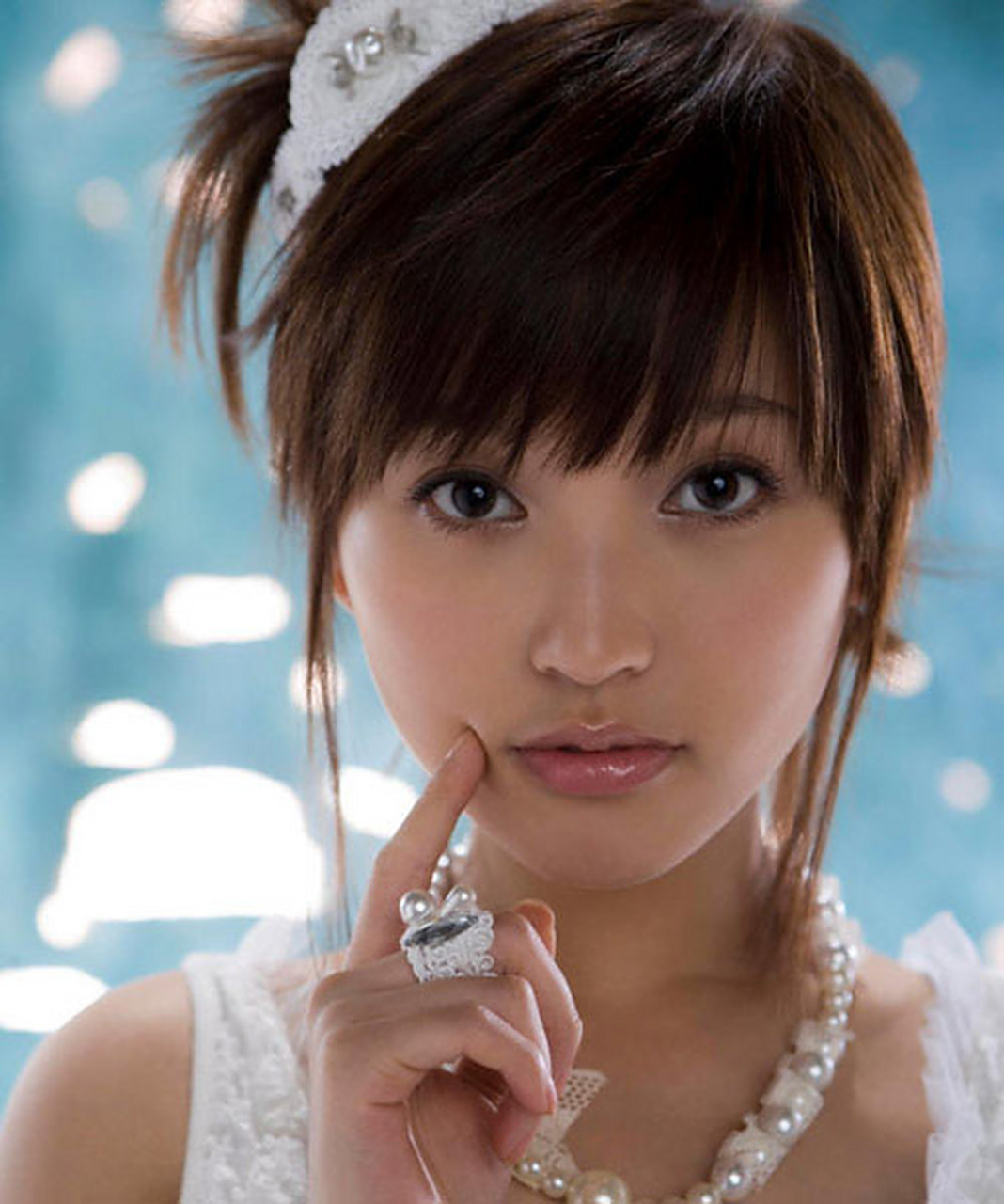 满是心酸！42岁著名歌手靠商演维持收入，宾客只顾吃席没人搭理