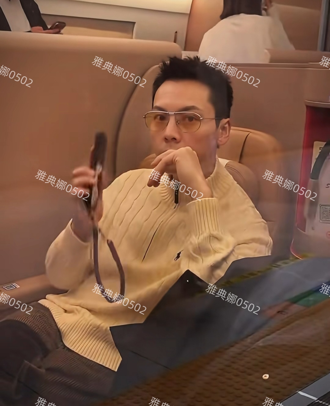 好离谱去沈阳的高铁上排队上厕所，门一打开居然是陈伟霆本人超帅