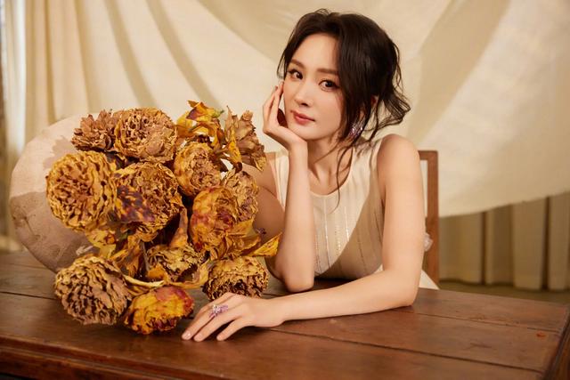 杨幂腰间花朵高定写真,来自大幂幂的视觉冲击