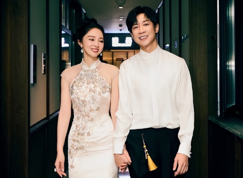 董璇46岁生日照，手捧蛋糕小腹隆起，张维伊站C位风头尽显