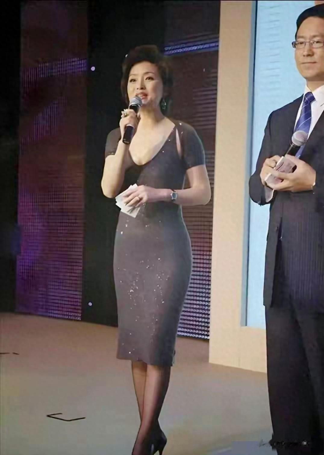 第一次看她穿这么紧身衣服，气质优雅