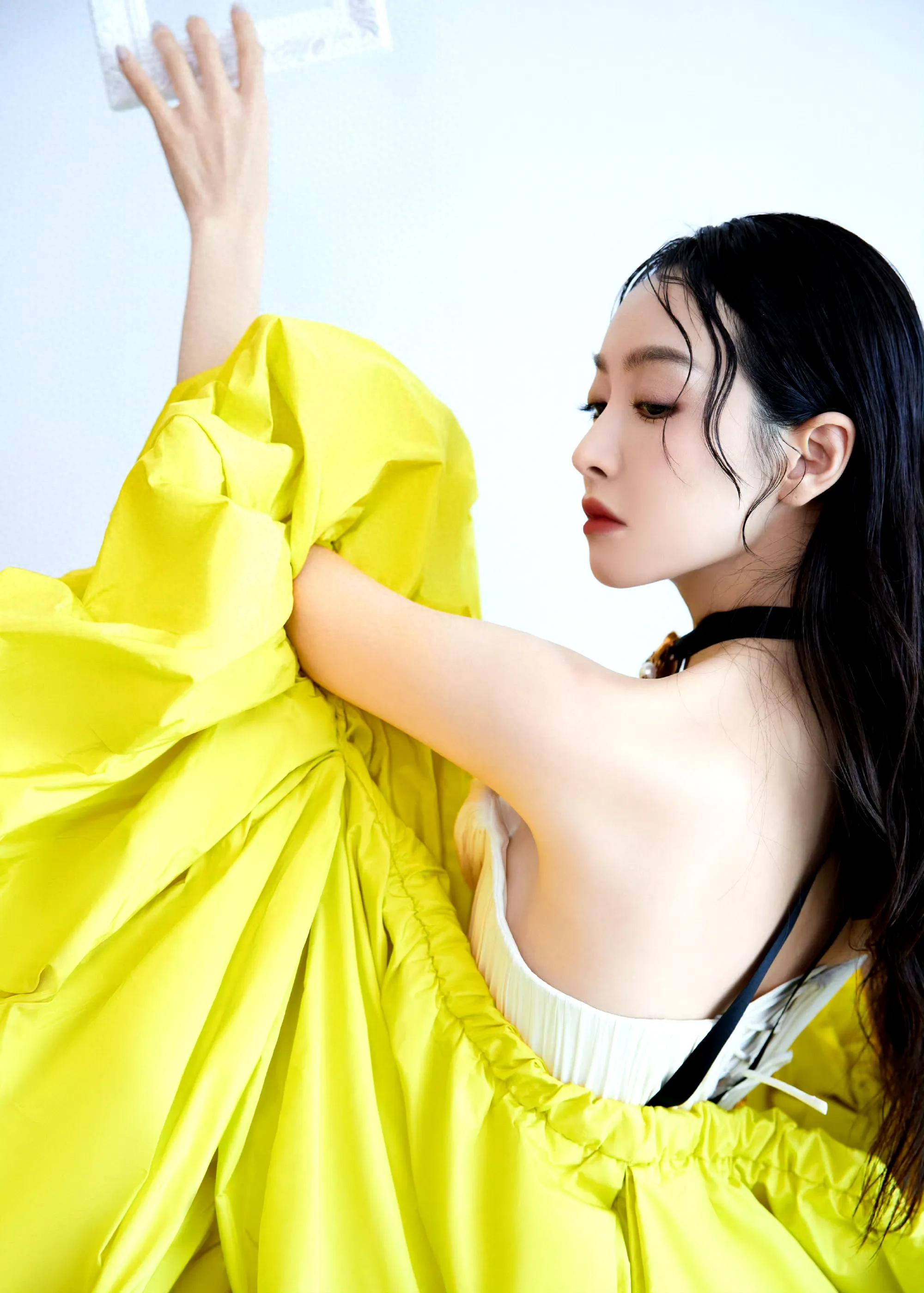 宋茜纯白抹胸连衣裙，流畅的直角肩和锁骨线条，美成画报啦