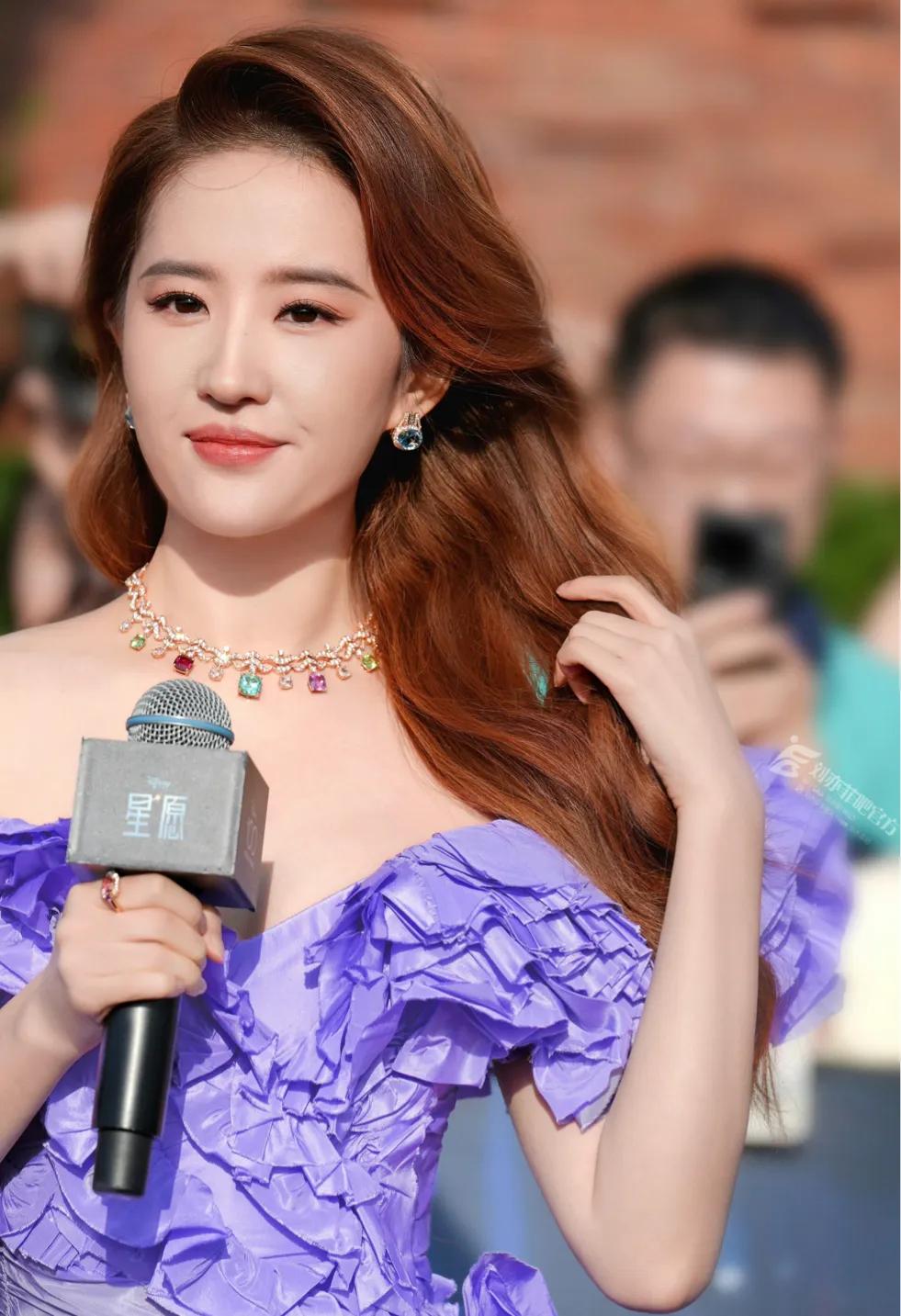 刘亦菲紫色礼服,长腿迷人