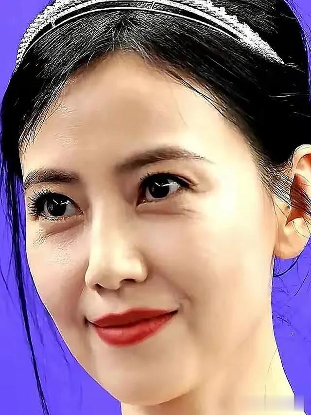 高圆圆是自然老去的典范，她的脸没有科技脸肿胀感，而是自然变老