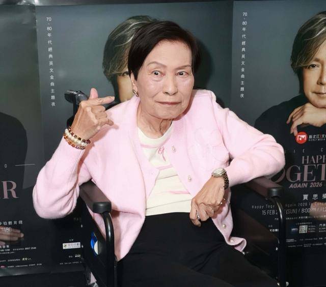 88岁香港知名演员坐轮椅现身
