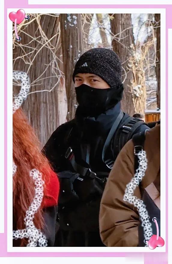 李现故宫拍雪景被偶遇，包裹严实，眼神犀利，网友：像特工！