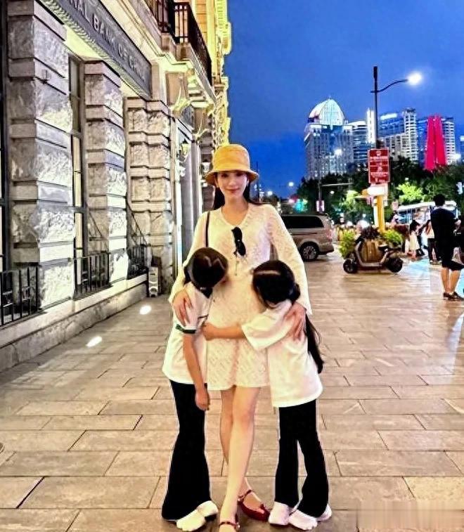 方媛挺孕肚送女儿上学，素颜憔悴很显老，全家不用司机保姆太节省