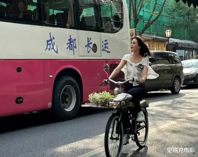 45岁高圆圆骑自行车：人群中清纯得“有壁”，10年了她怎么一点都没变