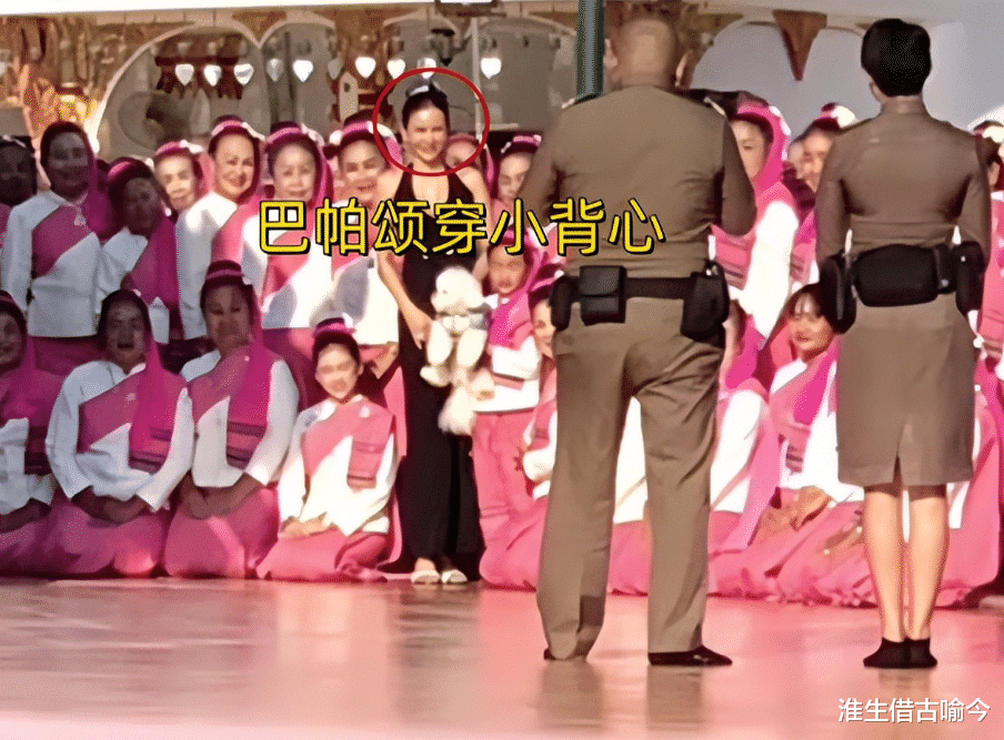 泰王新宠巴帕颂整容脸明显，抱着玛哈爱犬出宫，苏提达都斗不过她