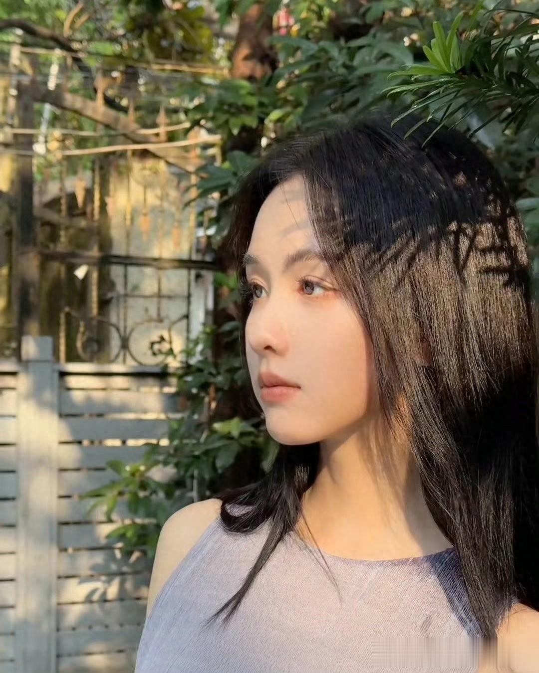 陈都灵穿拼色裙,在光影里尽显清新优雅气质