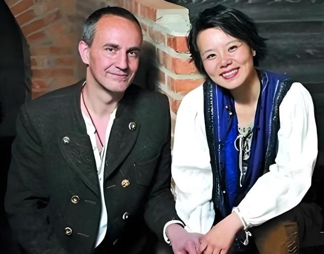 官宣离婚一年后，50岁的龚琳娜好消息不断，外国前夫却只能发酸评