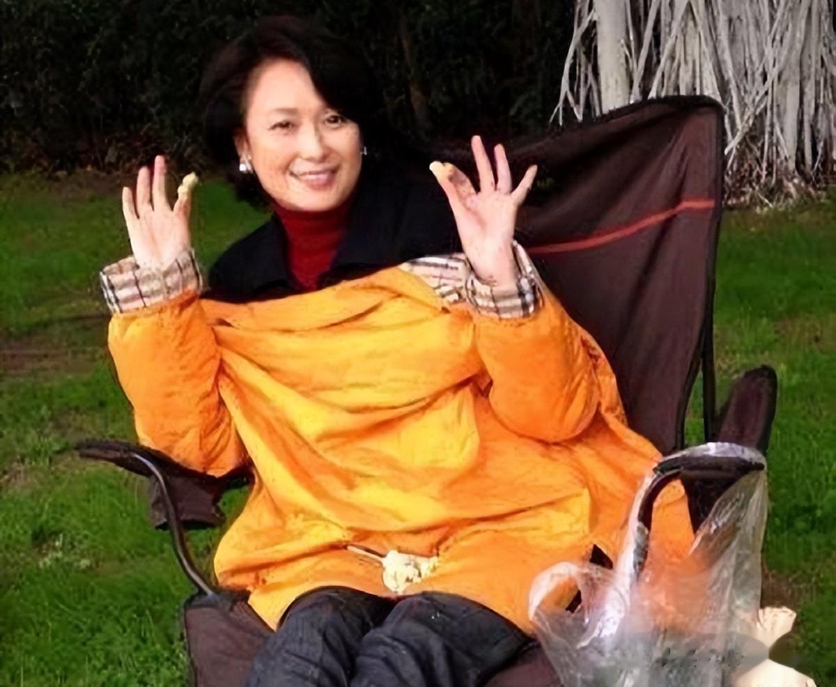 一婚丈夫嫌她太有名,二婚嫁豪门至今无子,今62岁被宠成\公主\