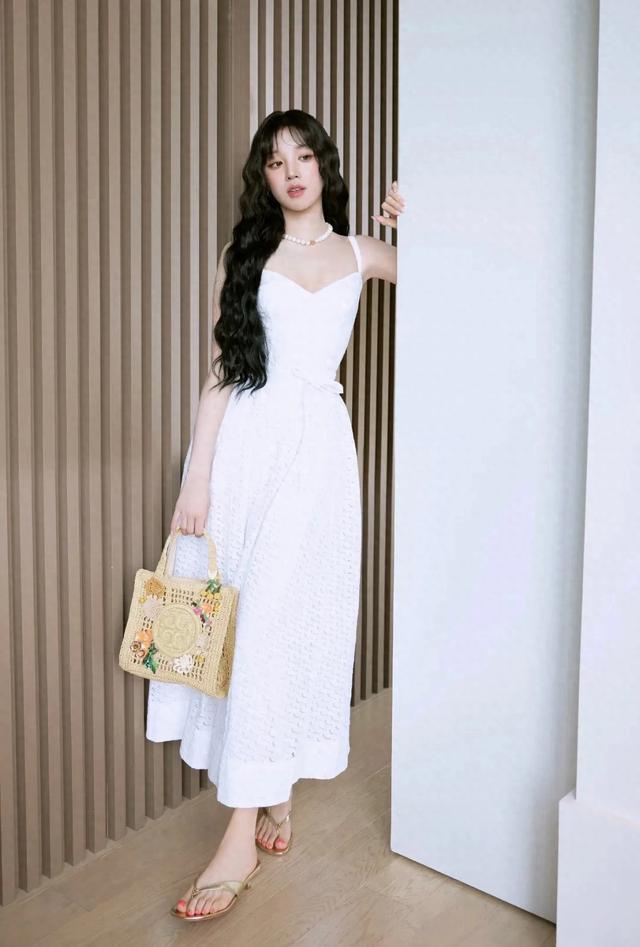 宋雨琦不愧是女团出身,脚趾甲颜色真的好看!