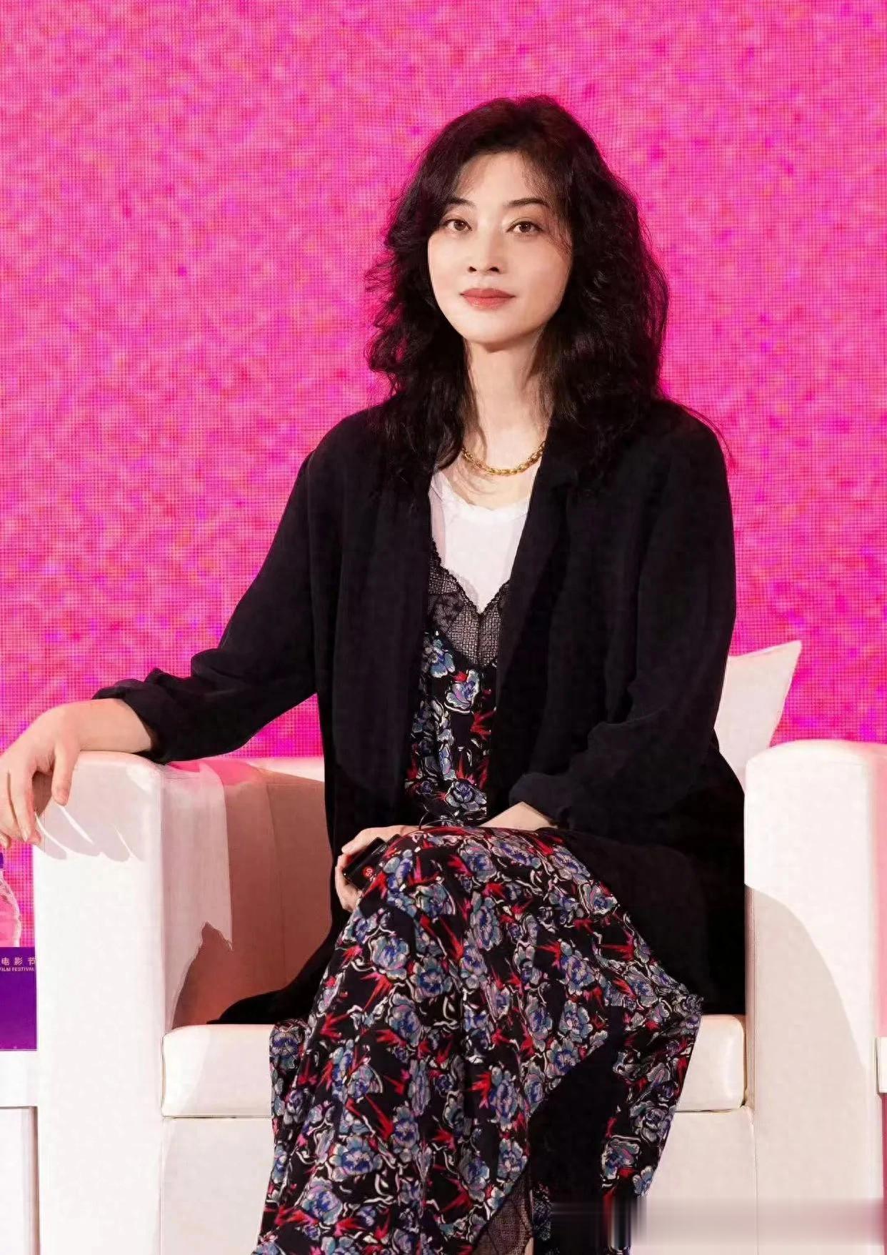 50岁梅婷烫了微卷发大回春！穿黑色西装+碎花裙，时髦又高级！