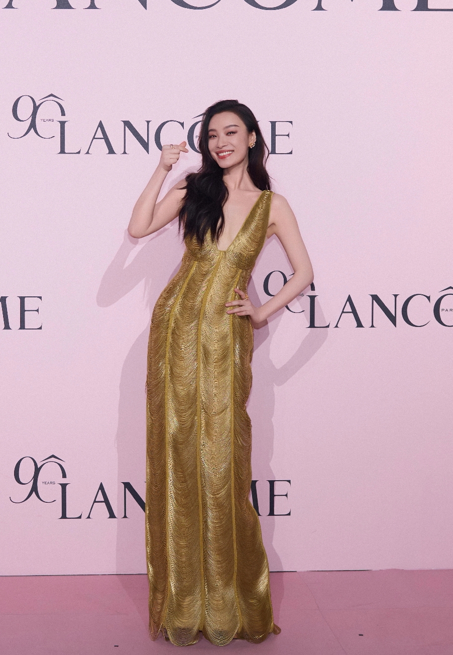 倪妮出席活动,身穿一袭金色深V长裙,生图状态下颜值抗打