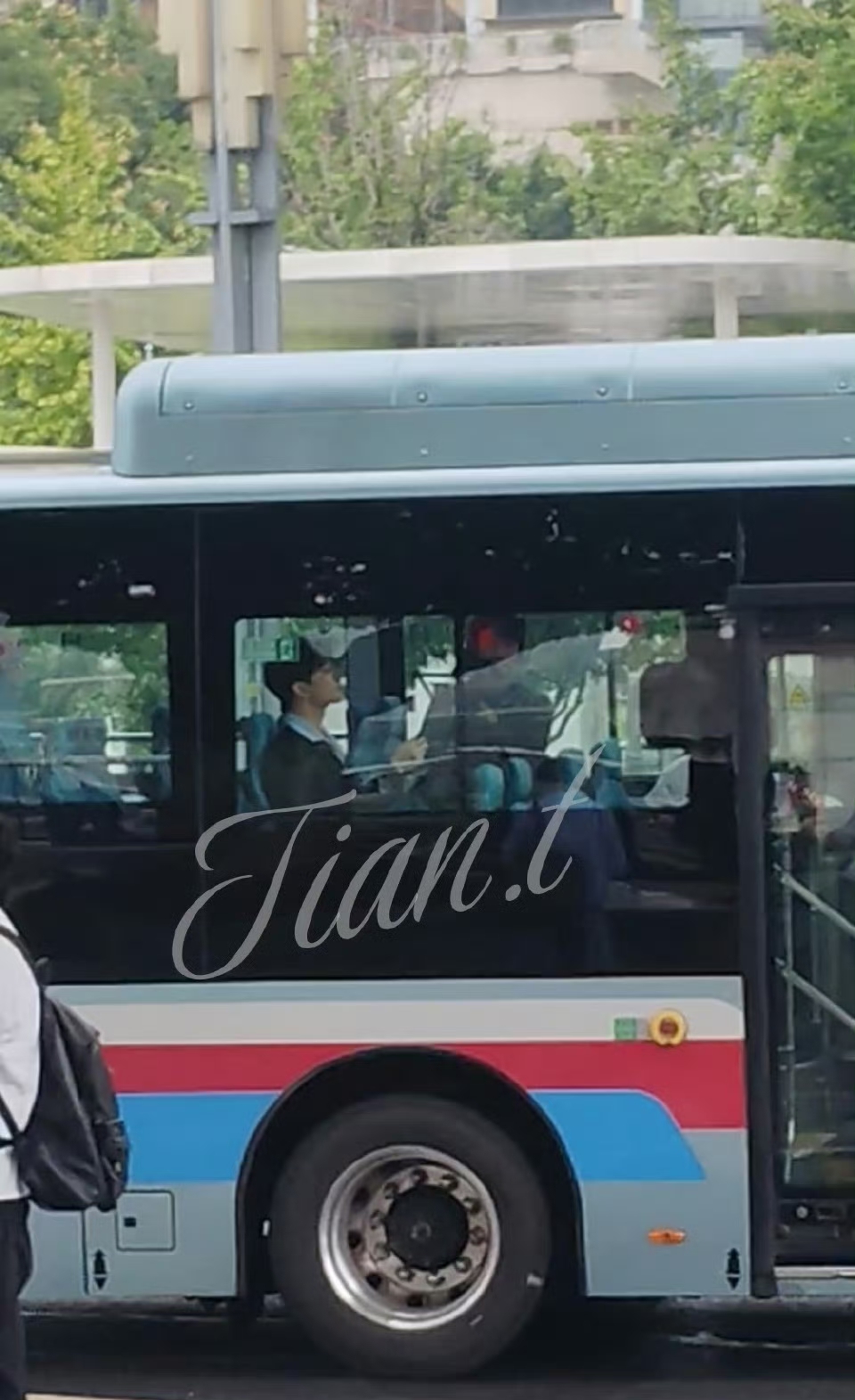 杨洋重庆被偶遇,脸真的还小呀,路人拍的生图真的超级帅气!