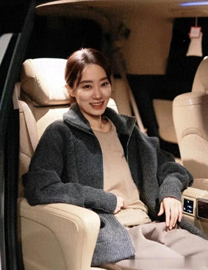 张小斐私服穿搭真简约！灰色针织开衫+阔腿裤，休闲随性又舒适！