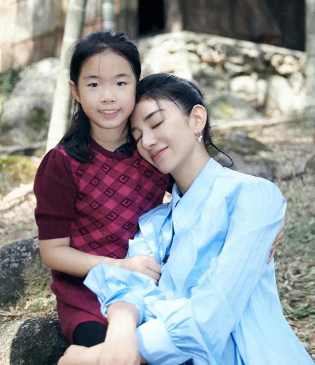 亲爸被判15年，亲妈蠢到18线，黄奕女儿想出道，被卡的不止是颜
