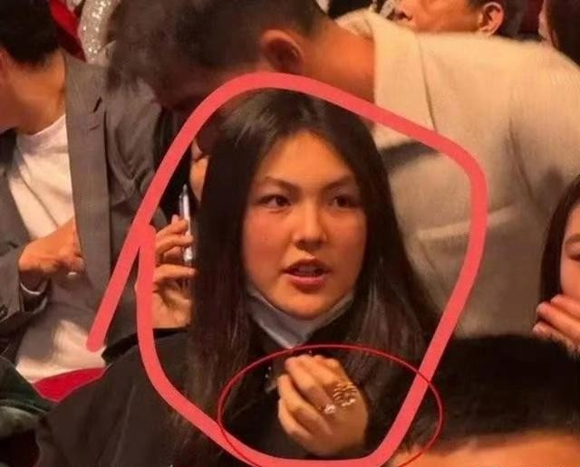 王诗龄回国后在宴会上惊艳到大家！真成财阀千金了，骨子里的优雅