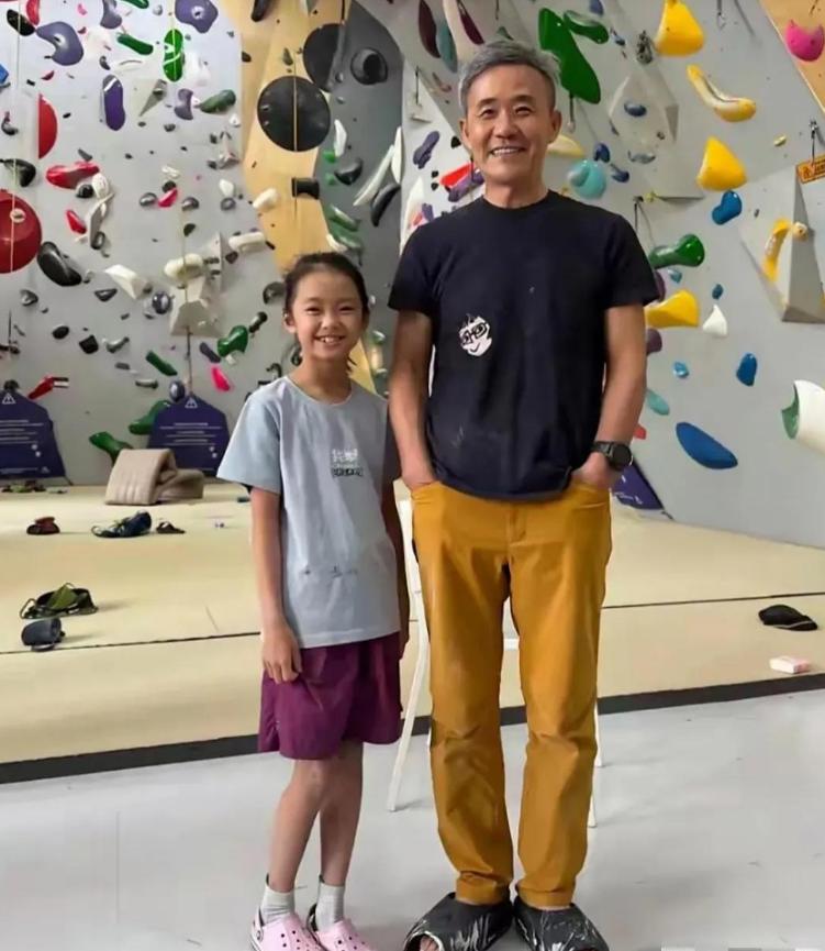 王石小女儿罕见现身！是个学霸6岁会洗碗，田朴珺在家陪娃包饺子