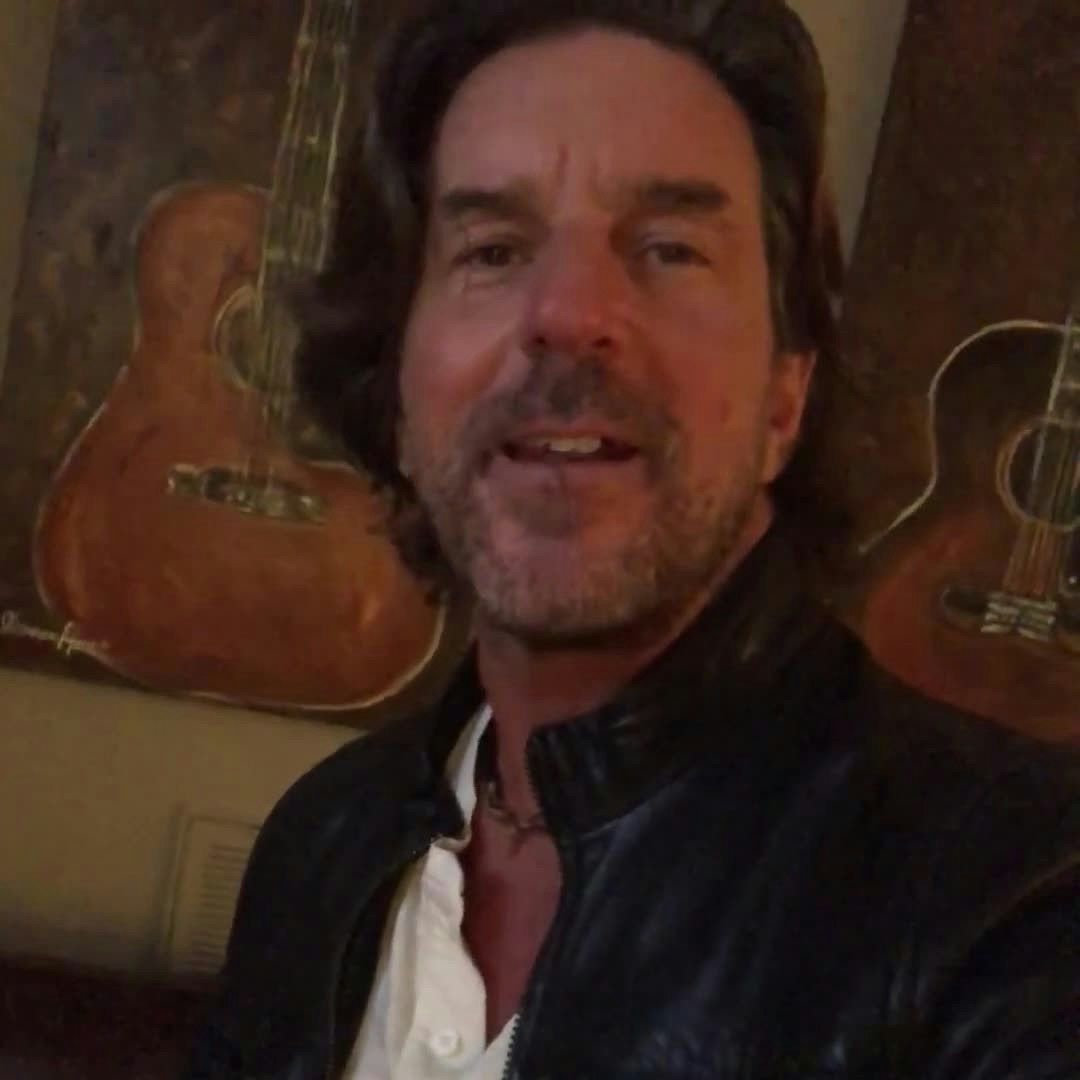 格莱美奖得主携妻女坠机三人全部遇难