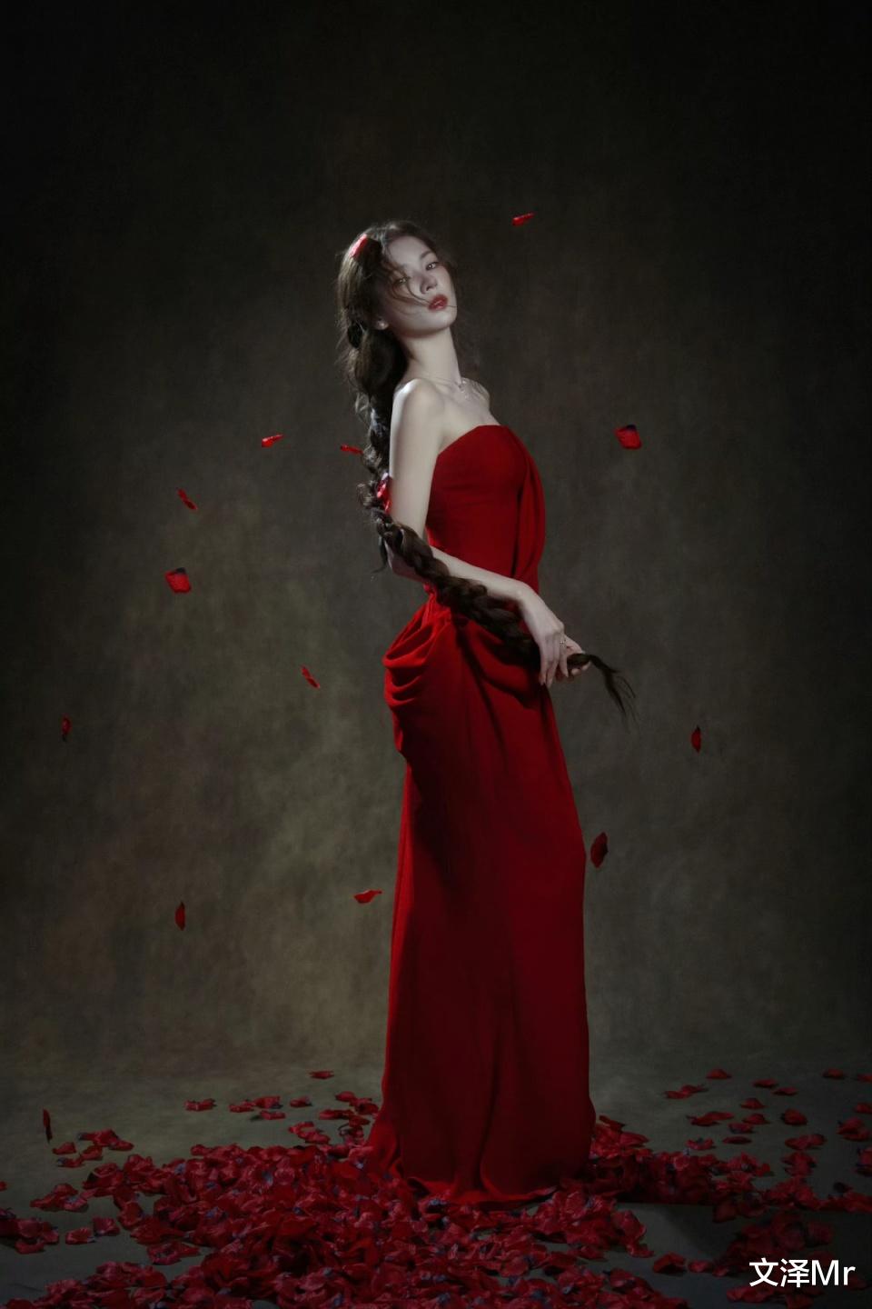 张予曦:红裙配剑美到失语!,把 “致命女人” 玩出高级感