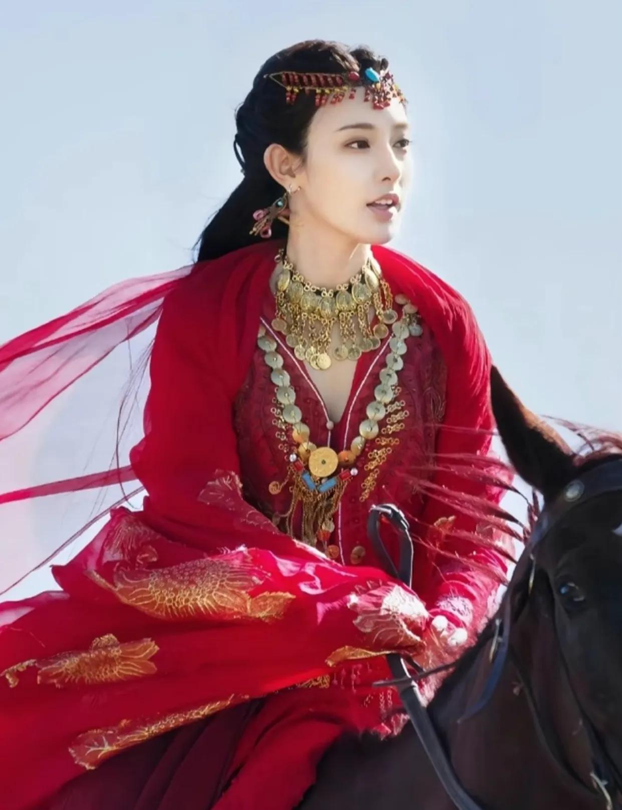 34岁彭小苒身材也太辣了,和龚俊同框好养眼