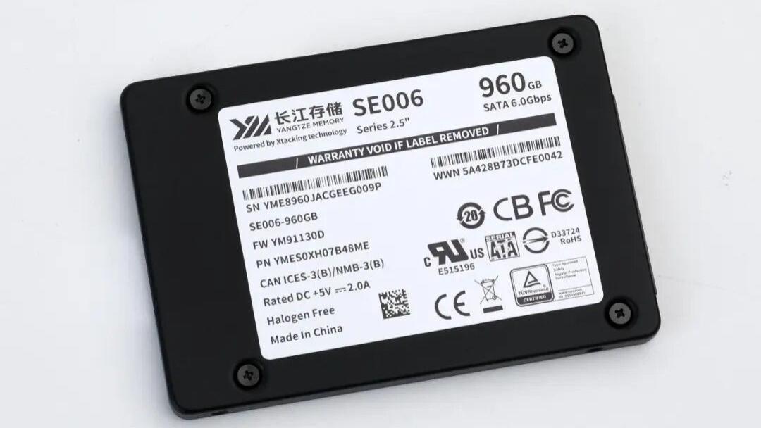 低延遲、速度穩，還有掉電保護！長江存儲SE006企業級SSD首測