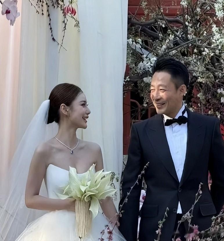 汪小菲一家喝茅台吃大餐，在台北过圣诞，女儿小玥儿出镜神似大s