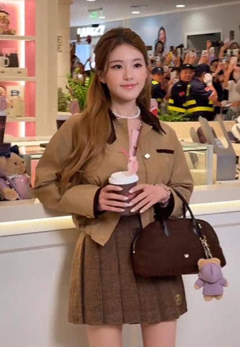 赵露思闪现西安！不愧是“真人芭比”，一头金发像洋娃娃，太甜了