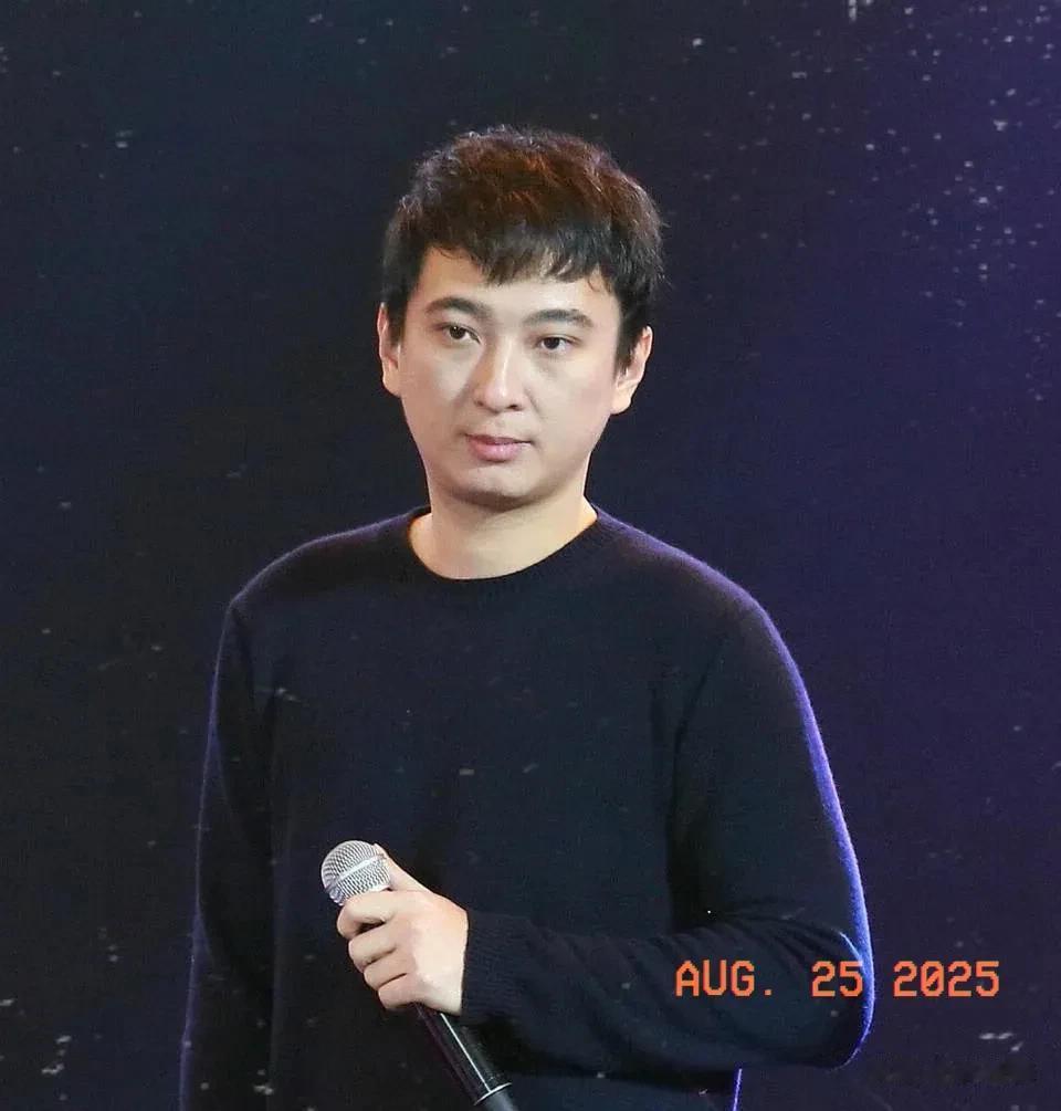 懒懒高调秀恩爱获王思聪点赞，晒名贵项链称自己是王思聪唯一女友