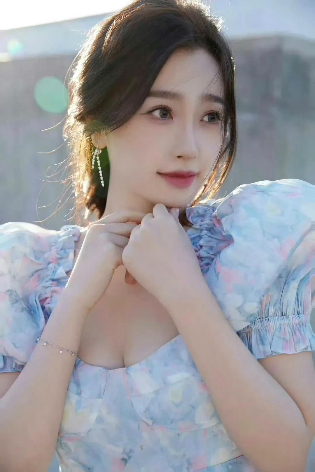 虞书欣,穿上花裙子,皮肤白嫩像豆腐