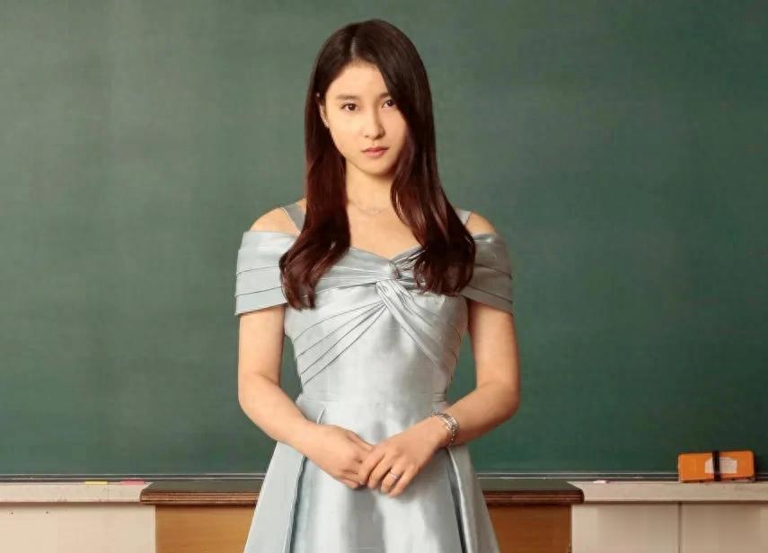 好没素质！30岁日本女星放任女儿超市舔瓶子，碰到嘴巴还放回去