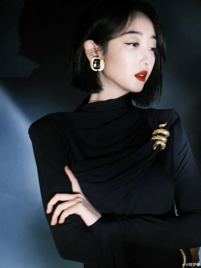蒋梦婕黑色连衣裙，典雅大方，知性妩媚