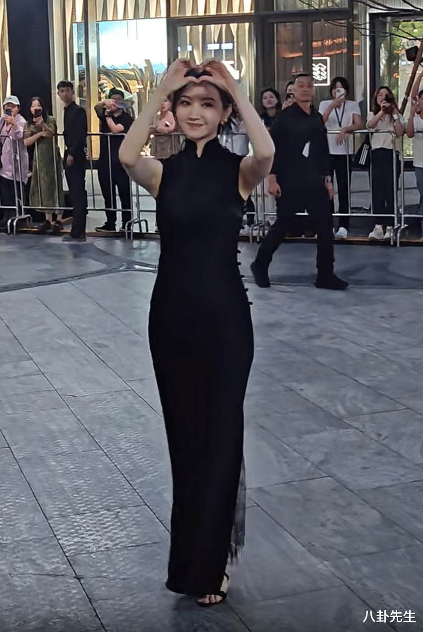 西安这一夜,景甜旗袍造型好美,宋祖儿生图纤瘦,45岁董洁显年轻