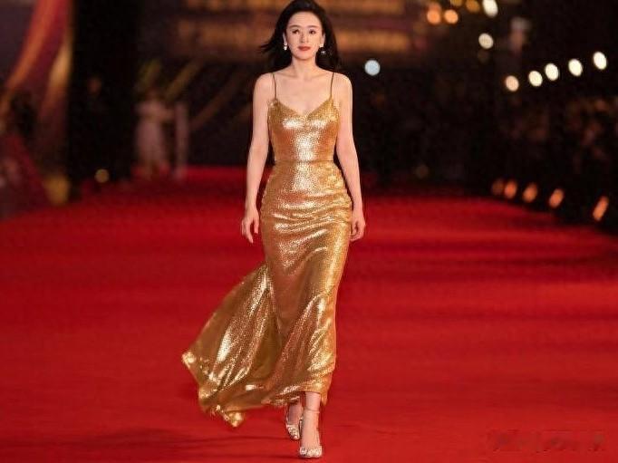 43岁张萌杀疯红毯！身材火辣气质飒，这状态谁看了不迷糊？