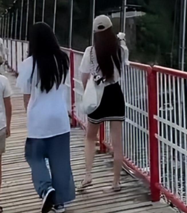 马筱梅带孩子逛台北！小腹隆起太显眼，玥霖争着划船不让后妈受累